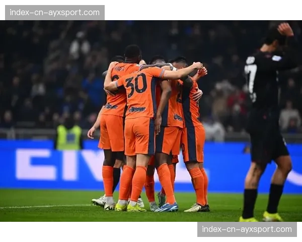 比赛第55分钟，小图拉姆头球建功后与劳塔罗拥抱庆祝